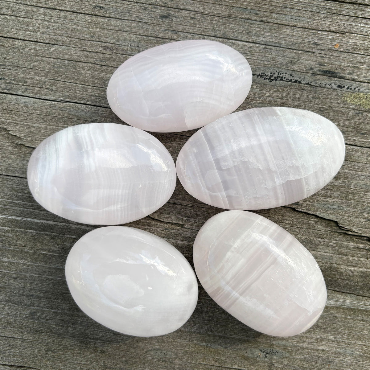 Pinkki mangaanikalsiitti kämmenkivi 50–60 mm