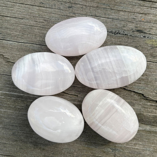 Pinkki mangaanikalsiitti kämmenkivi 50–60 mm