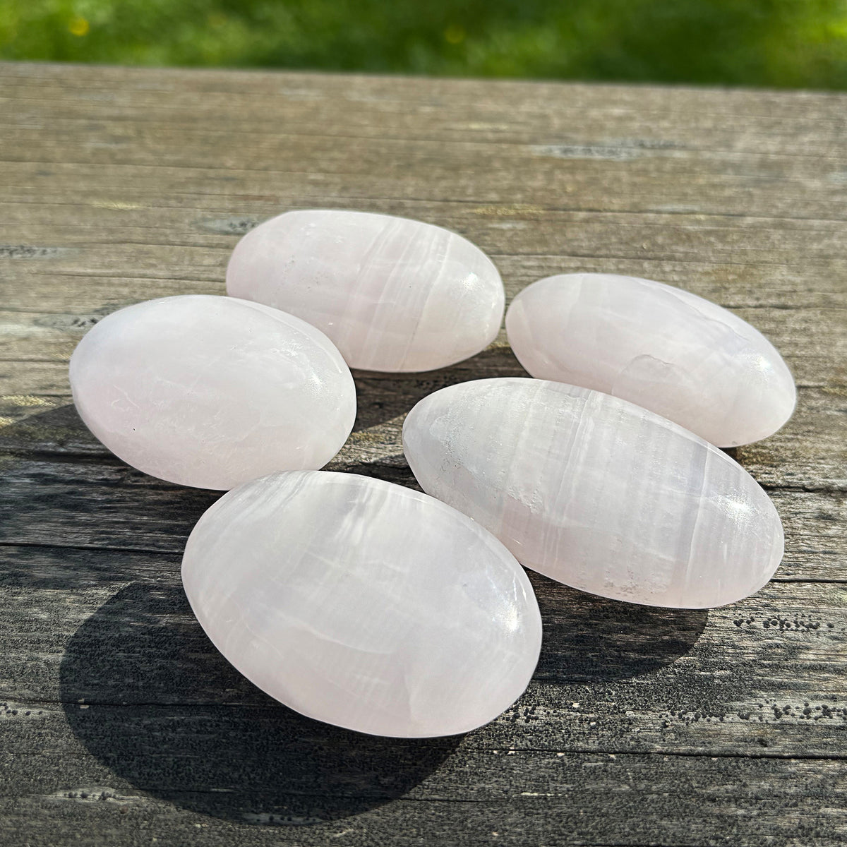 Pinkki mangaanikalsiitti kämmenkivi 50–60 mm