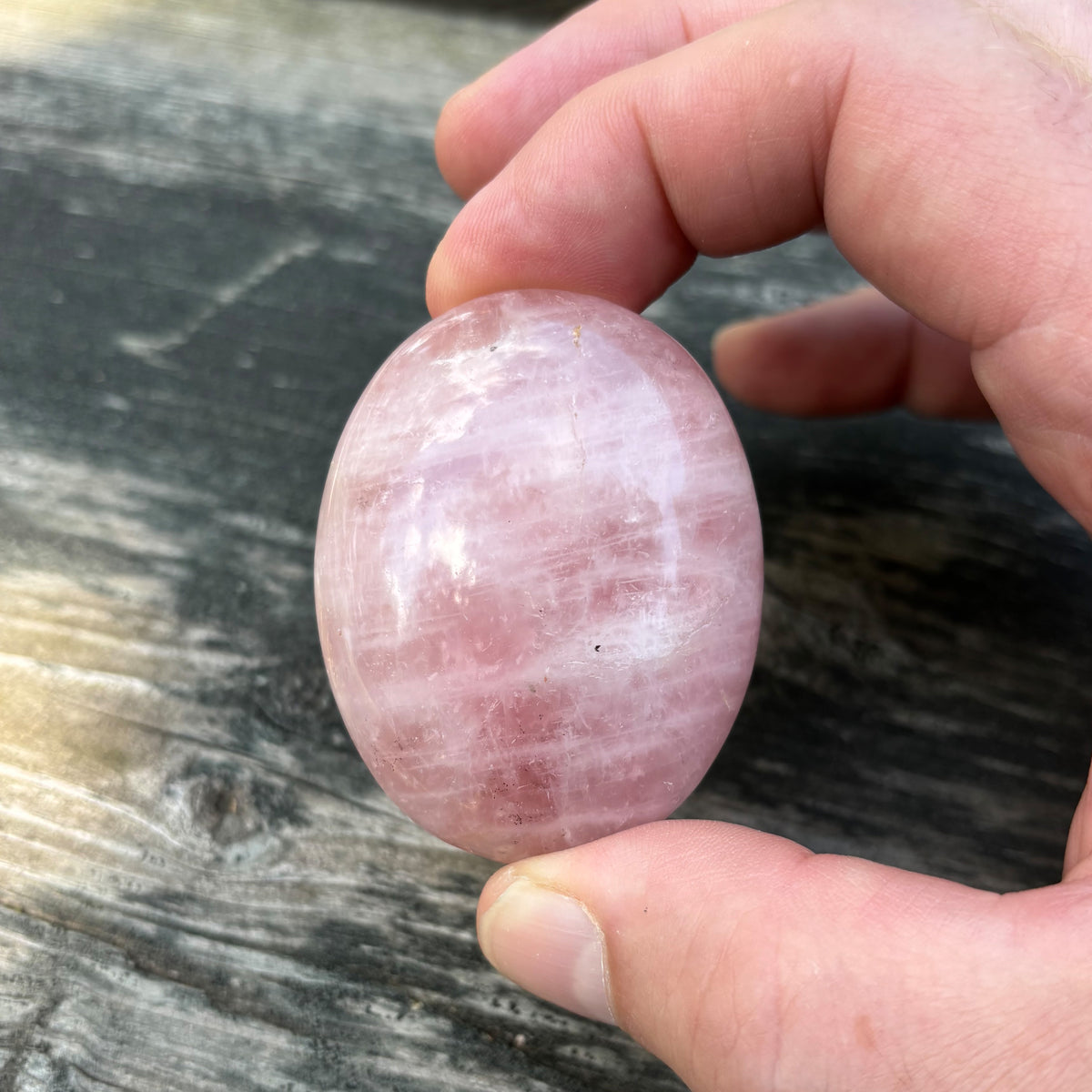 Ruusukvartsi kämmenkivi 50–55 mm